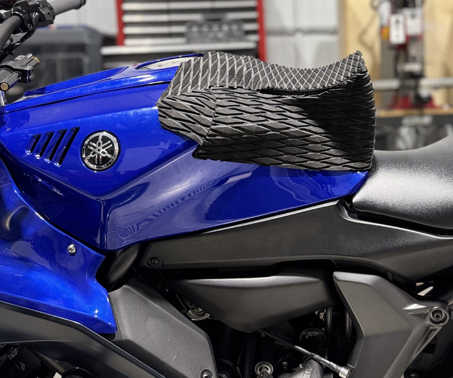 Outlaw Yamaha R7 Tank Kicker - Bolt On