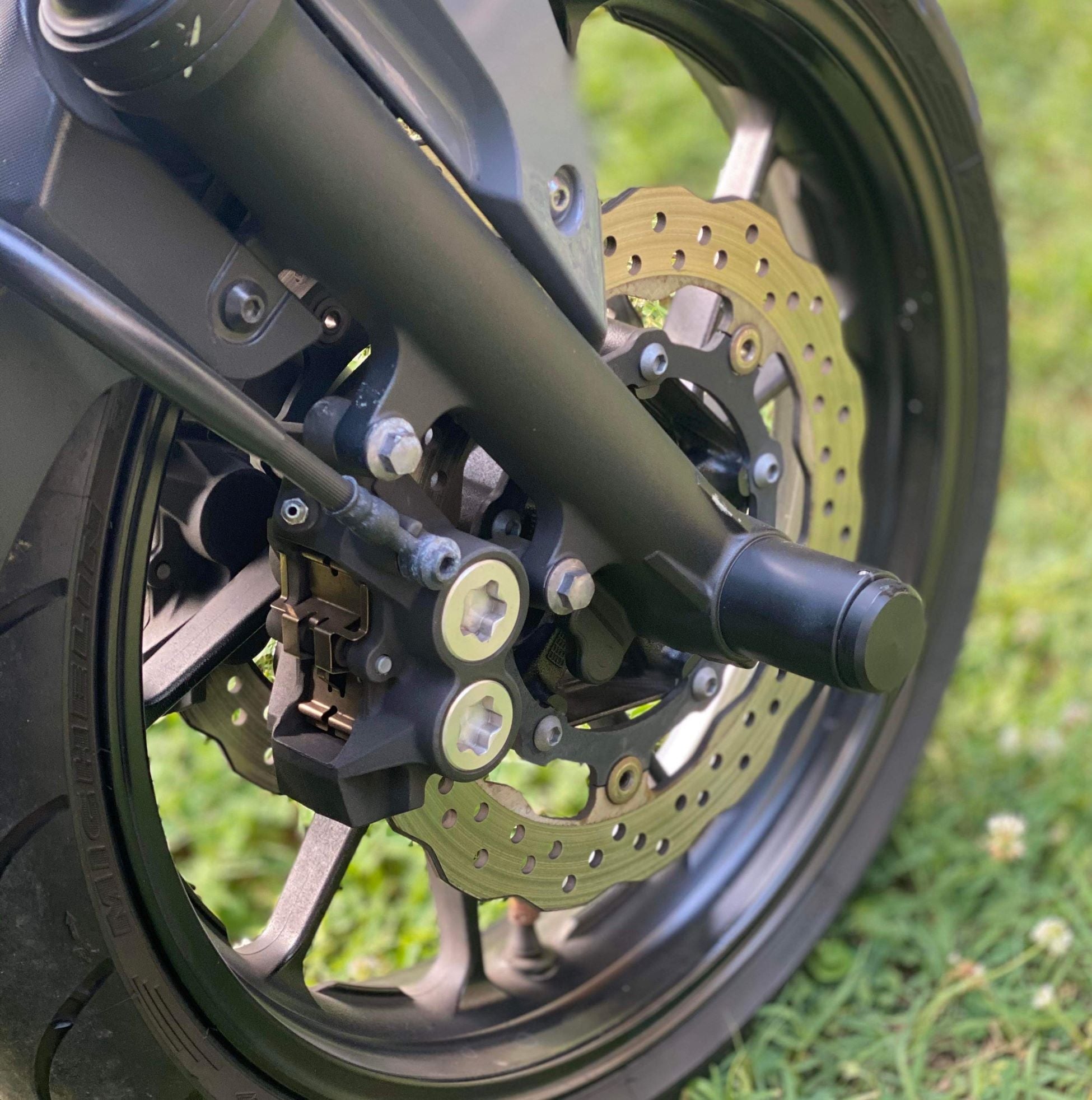 StuntPucks FZ07/MT07 Axle Pegs – The Sic Shop LLC